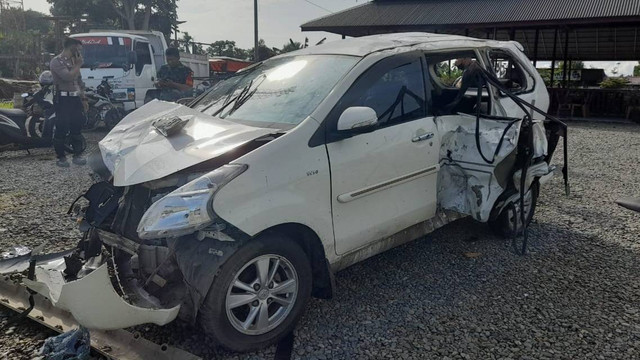 Mobil terlibat kecelakaan lalu lintas di Aceh Besar, Kamis pagi. Foto: Polisi
