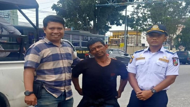 Seorang jukir diamankan petugas dalam Operasi Tertib Parkir tahun 2022 Pekanbaru. (LARAS OLIVIA/SELASAR RIAU)