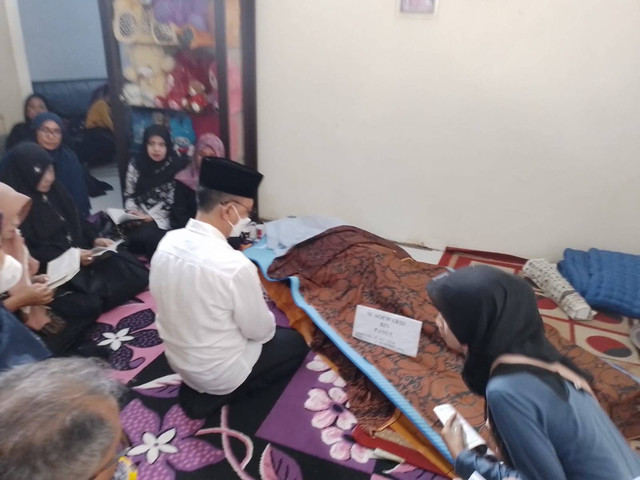 Wali Kota Edi Rusdi Kamtono bertakziah ke rumah duka almarhum Soewardi, korban insiden peluru nyasar di simpang traffic light Hotel Garuda Pontianak. Foto: Prokopim Pemkot Pontianak
