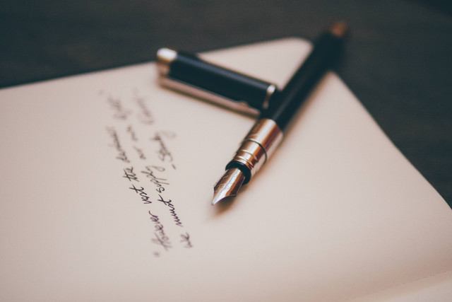 Ilustrasi Surat Cinta untuk Istri. Foto: Unsplash/Álvaro Serrano.