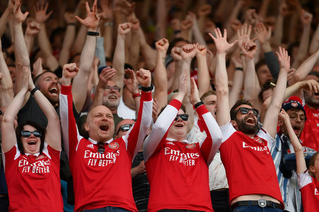 Penggemar Arsenal berselebrasi saat pertandingan Liga Inggris antara Arsenal dan Everton di Emirates Stadium di London, Inggris, pada 22 Mei 2022. Foto: Mike Hewitt/Getty Images