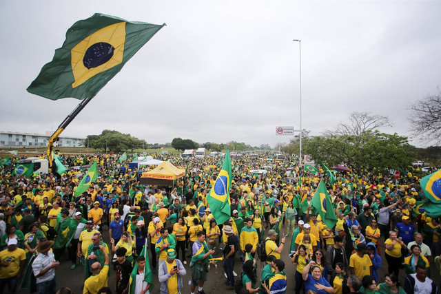 Pendukung Presiden Brasil Jair Bolsonaro melakukan protes kekalahan Jair Bolsonaro dalam pemilihan presiden putaran kedua di Sao Paulo, Brasil, Rabu (2/11/2022). Foto: Diego Vara/Reuters