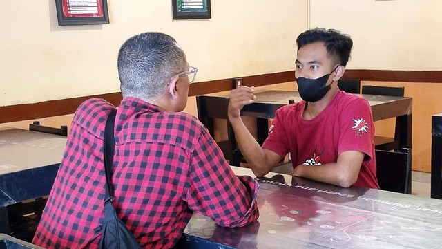Karyawan Waroeng Spesial Sambal (SS) Manahan, Solo berbincang dengan Anggota Komisi IV DPRD Solo, Ginda Ferachtriawan, di rumah makan tersebut, Kamis (03/11/2022). FOTO: Fernando Fitusia