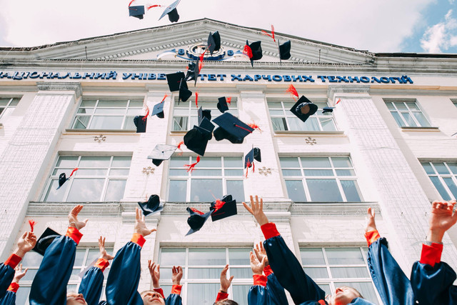 Ilustrasi Ucapan Selamat Wisuda Lucu Bikin Ngakak. Foto : Unsplash/Vasily Koloda