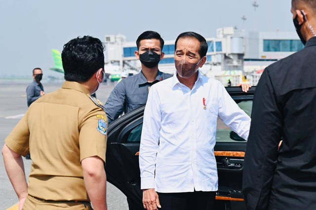 Presiden Joko Widodo disambut Wakil Gubernur Jawa Timur Emil Elestianto Dardak saat tiba di Bandara Internasional Juanda, Kabupaten Sidoarjo. Foto: Laily Rachev/Biro Pers Sekretariat Presiden