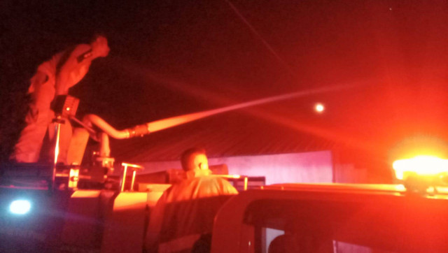 Keterangan foto:Petugas pemadam kebakaran tengah berjuang memadamkan api yang membakar rumah warga, Kamis (3/11/2022) malam. Foto:istimewa.