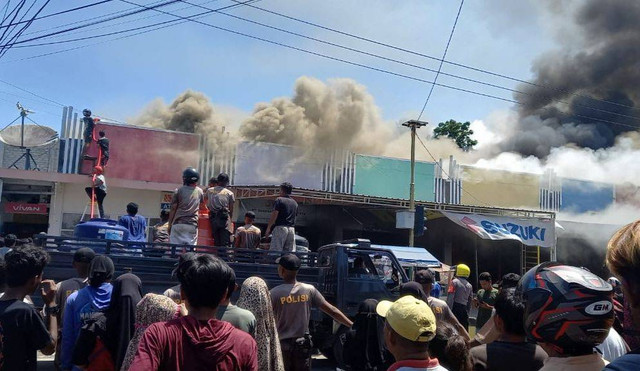 Suasana saat anggota Kepolisian menggunakan mobil SPN Polda Maluku Utara mengangkut 2 profil berisi air. Foto: istimewa