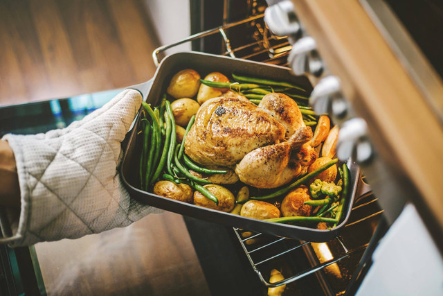 Ilustrasi memasak dengan oven. Foto: Shutterstock