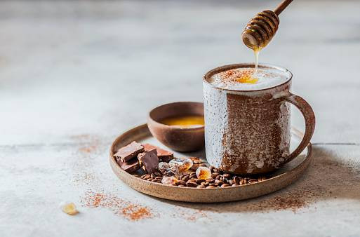 Ilustrasi kopi campur madu. Foto: Unsplash