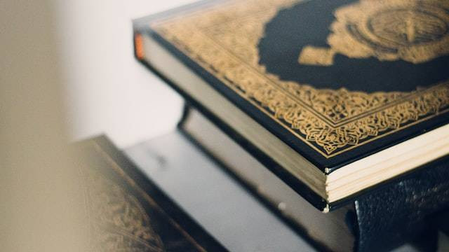 Ilustrasi Al-Quran yang mengandung ayat qauliyah dan kauniyah. Foto: unsplash.com/mahdi17
