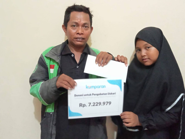 Uskari, tukang Ojol di Palu yang alami patah kaki, terima bantuan dari kumparan. Foto: Tim PaluPoso