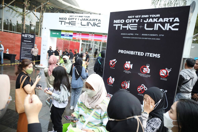 Kondisi antrean penonton konser NCT 127 di ICE BSD, Serpong, Jumat (4/11).  Foto: Aditia Noviansyah/kumparan