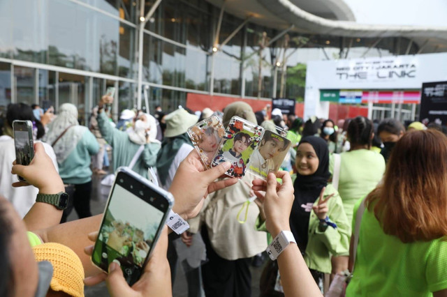 Kondisi antrean penonton konser NCT 127 di ICE BSD, Serpong, Jumat (4/11).  Foto: Aditia Noviansyah/kumparan