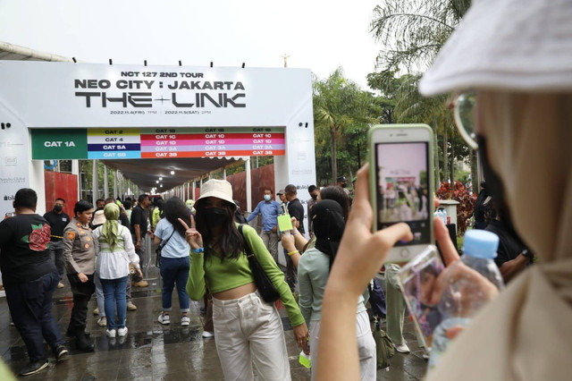 Kondisi antrean penonton konser NCT 127 di ICE BSD, Serpong, Jumat (4/11).  Foto: Aditia Noviansyah/kumparan