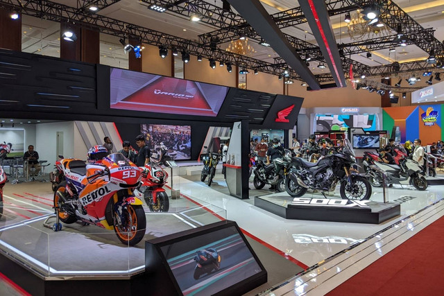Suasana booth Honda di Indonesia Motorcycle Show (IMOS) 2022 di JCC Senayan, Jakarta. Foto: Sena Pratama/kumparan