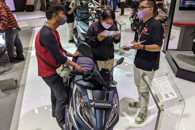 Suasana booth Honda di Indonesia Motorcycle Show (IMOS) 2022 di JCC Senayan, Jakarta. Foto: Sena Pratama/kumparan