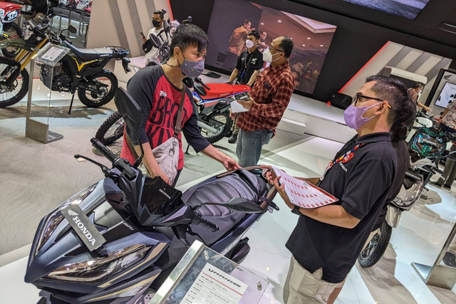 Suasana booth Honda di Indonesia Motorcycle Show (IMOS) 2022 di JCC Senayan, Jakarta. Foto: Sena Pratama/kumparan