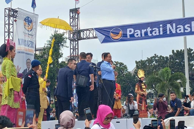 Anies Baswedan di acara Silaturahim Kebangsaan di Lapangan Istanaa Maimon, Medan, Jumat (4/11).  Foto: Rafyq Panjaitan/kumparan