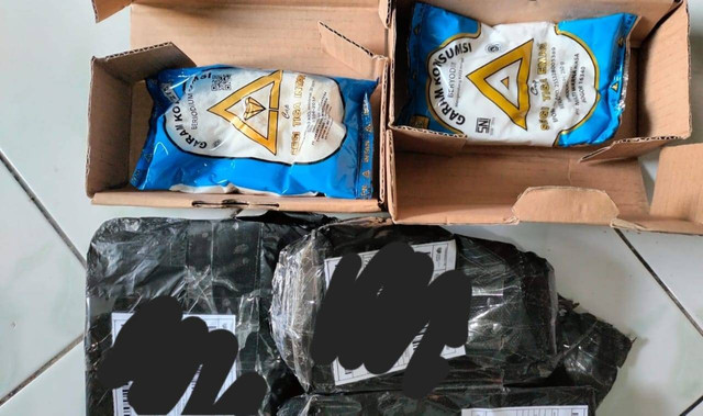Kiriman paket 2 kemasan garam yang dikirim oleh penjual di sebuah marketplace. Foto: istimewa
