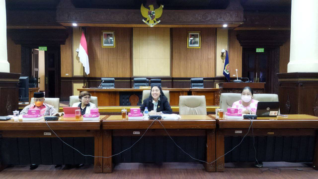 (dari kanan ke kiri) Pembicara Victory Plus, Magdalena; Ketua Pansus Raperda Penanganan HIV/AIDS, Retno Sudiyanti; dan Wakil Ketua Pansus Andriana Wulandari; saat mendengar masukan dari Kelompok Dukungan Sebaya, Jumat (4/11/2022). Foto: Maria Wulan/Tugu Jogja