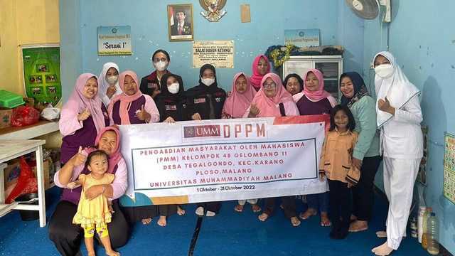 Foto bersama dengan warga Desa Tegalgondo