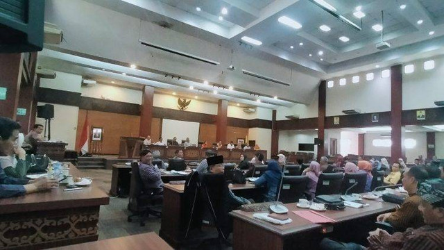 DPRD Brebes wayah Rapat Dengar Pendapat (RDP) masalah biaya bocah sekola.
