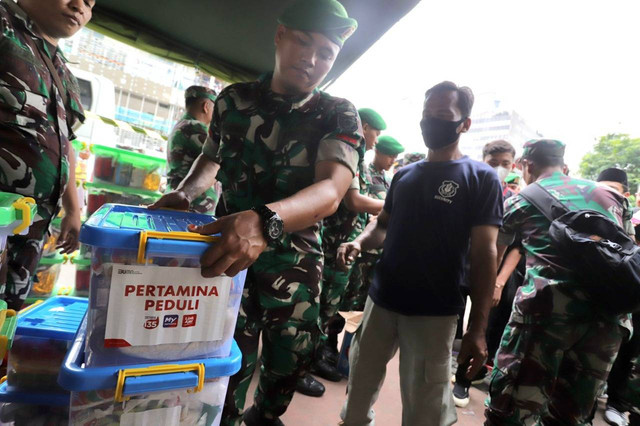 Dalam rangka memperingati HUT TNI ke 77, TNI membagikan paket sembako kepada masyarakat sekitar. Kegiatan ini berlangsung di berbagai titik di Jakarta, Rabu (05/10/2022). Foto: Pertamina