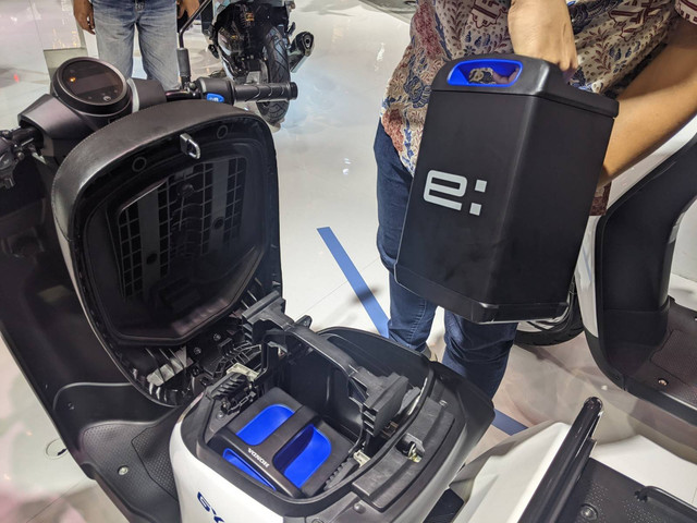 Dua motor listrik niaga Honda Benly e: dan Gyro e: menggunakan baterai Honda Mobile Power Pack e: di Indonesia Motorcycle Show (IMOS) 2022. Foto: Sena Pratama/kumparan