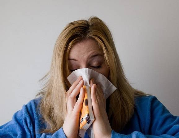 Ilustrasi cara mencuci hidung dengan air garam saat pilek, sumber gambar oleh Mojca-Peter dari Pixabay