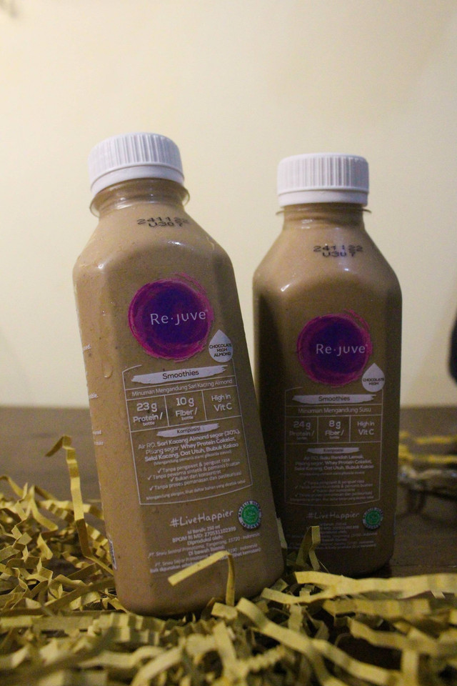 Dua produk yang mendapatkan enhanced recipe, yaitu chocolate high smoothies dan chocolate high alond smoothies Re.juve, Jumat, (4/11). Foto: Riad Nur Hikmah/kumparan