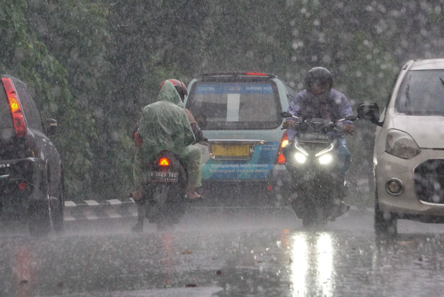 Pengemudi melintas saat hujan deras di Jalan Kerja Bakti, Kecamatan Makasar, Jakarta Timur, Sabtu (5/11/2022). Foto: Jamal Ramadhan/kumparan