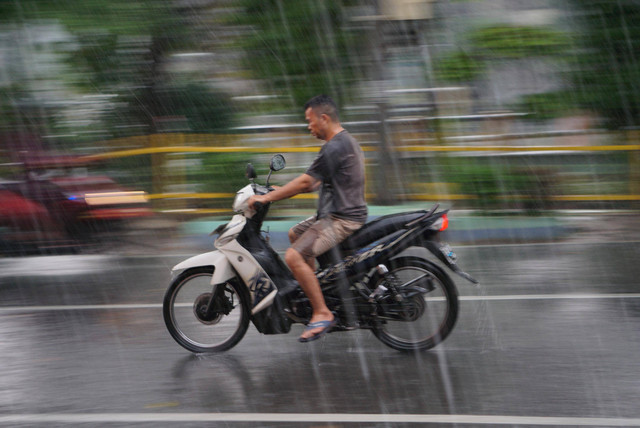 Pengemudi melintas saat hujan deras di Jalan Kerja Bakti, Kecamatan Makasar, Jakarta Timur, Sabtu (5/11/2022). Foto: Jamal Ramadhan/kumparan