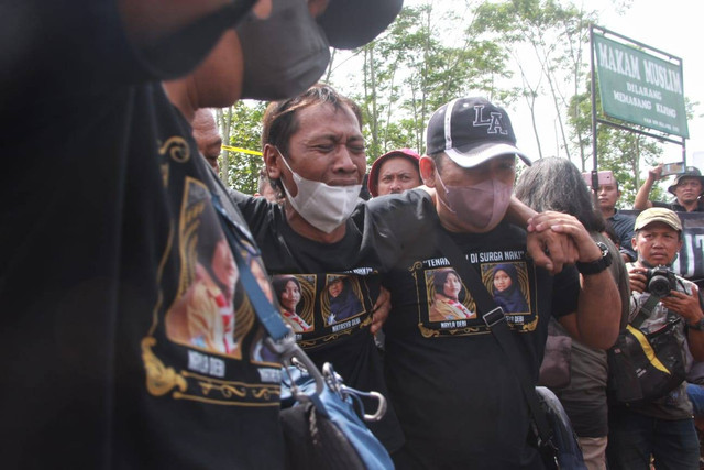 Ayah dua korban meninggal Tragedi Kanjuruhan, Devi Athok histeris dan syok saat proses autopsi di Makam Muslim, Desa Sukolilo, Wajak, Kabupaten Malang, Sabtu (5/11/2022). Foto/Rubianto