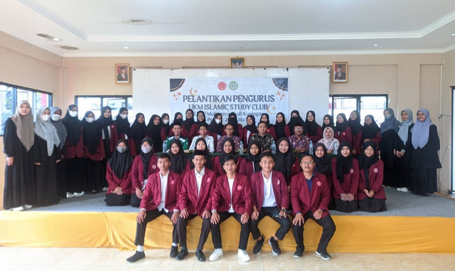 Foto bersama pengurus baru ISC STKIP Muhammadiyah Kuningan periode 2022-2023 bersama pimpinan STKIP dan dewan pembina ISC, Kamis (3/11/2022) di Aula Djarnawi Hadikusuma lantai 3, kampus STKIP Muhammadiyah Kuningan