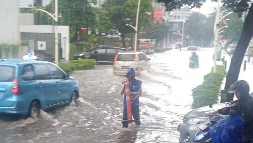 Pengendara melintasi banjir di Kemang, Jakarta, Sabtu (5/11).  Foto: Twitter/@TMCPoldaMetro