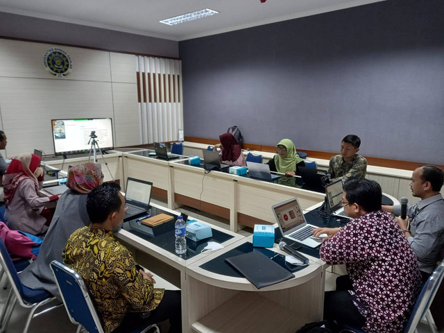Focus Group Discussion (FGD) Peninjauan Visi Keilmuan Program Studi PPKn bersama Prof. Dr. Mukhamad Murdiono, M.Pd. Foto: Khoniatur Rohmah/ PPKn UAD