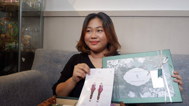 Novikasari tetangga Erina Gudono calon istri Kaesang Pangarep ketiban rezeki orderan hampers bridesmaid, Sabtu (5/11). Foto: Arfiansyah Panji Purnandaru/kumparan