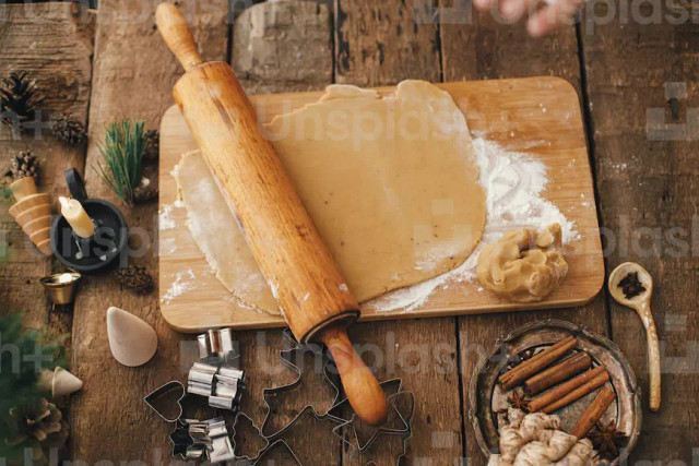 https://unsplash.com/plus?referrer=%2Fphotos%2FLyLSODYq5sE - alat yang dipakai untuk menipiskan adonan dalam pembuatan roti adalah