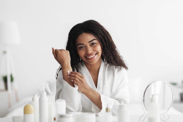 Ilustrasi perempuan memakai body butter. Foto: Shutterstock