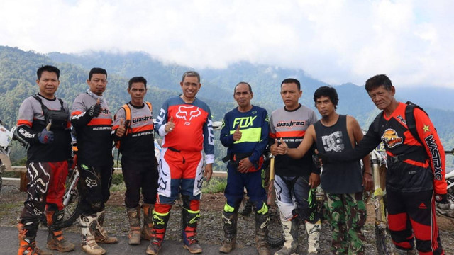 Bupati Wajo Amran Mahmud (keempat dari kiri) saat mengikuti jelajah dengan menggunakan motor trail di Kabupaten Luwu. Foto: Istimewa