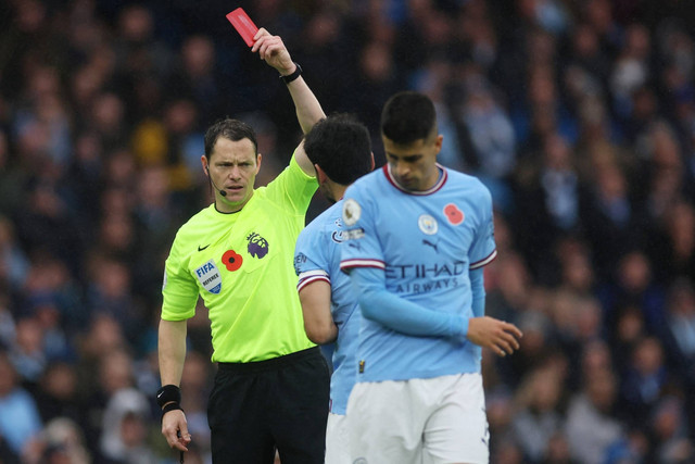Pemain Manchester City Joao Cancelo dikartu merah oleh wasit Darren saat hadapi Fulham di Stadion Etihad, Manchester, Inggris, Sabtu (5/11/2022). Foto: Action Images via Reuters/Lee Smith