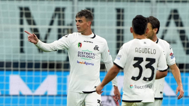 Pemain Spezia Daniel Maldini merayakan mencetak gol pertama mereka saat hadapi AC Milan di Stadion San Siro, Milan, Italia, Sabtu (5/11/2022). Foto: Daniele Mascolo/REUTERS