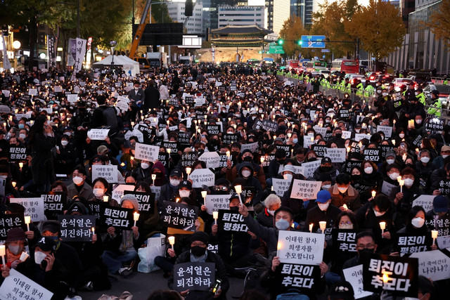 Orang-orang menghadiri acara penyalaan lilin untuk memperingati para korban tragedi perayaan Halloween Itaewon, di Seoul City Hall Plaza, di Seoul, Korea Selatan, Sabtu (5/11/2022). Foto: Kim Hong-Ji/REUTERS
