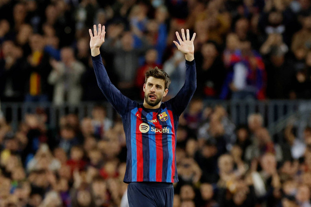 Pemain FC Barcelona Gerard Pique melambai kepada para penggemar setelah memainkan pertandingan kandang terakhirnya untuk FC Barcelona di Stadion Camp Nou, Barcelona, Spanyol, Sabtu (5/11/2022). Foto: Albert Gea/REUTERS