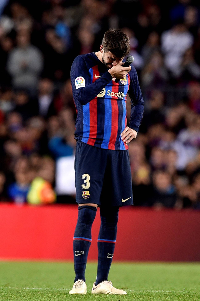 Gerard Pique bereaksi saat berbicara setelah memainkan pertandingan kandang terakhirnya untuk FC Barcelona di Stadion Camp Nou, Barcelona, Spanyol, Sabtu (5/11/2022). Foto: Josep Lago/AFP