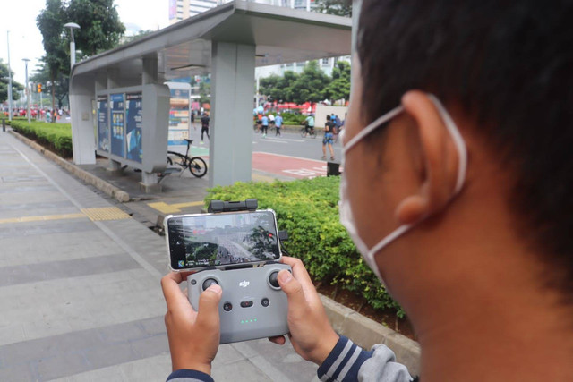 Dinas Lingkungan Hidup bersama Dinas Kominfotik menggelar Operasi Tangkap Tangkap (OTT) menindak warga yang membuang sampah di CFD, Minggu (6/11). Foto: Pemprov DKI Jakarta