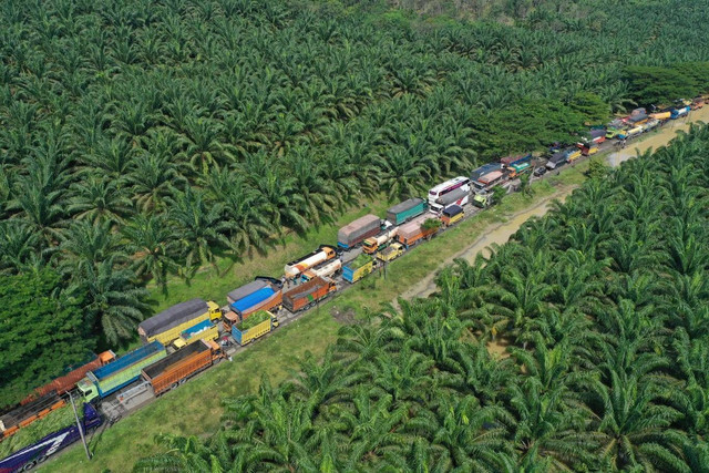 Kendaraan terjebak macet di Seumadam. Foto: Abdul Hadi/acehkini