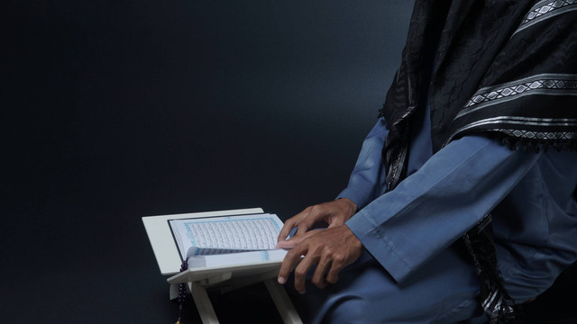 Ilustrasi Al-quran. Foto: ferita Rahayuningsih/Shutterstock.