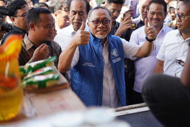 Menteri Perdagangan Zulkifli Hasan cek harga bahan pokok dan kedelai di Pasar Tradisional Pa'baeng-baeng, Makassar, Sulawesi Selatan, Minggu (6/11/2022).  Foto: Kemendag RI