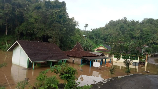 Banjir yang rendam Kapanewon Girisubo, Gunungkidul. Foto: istimewa.